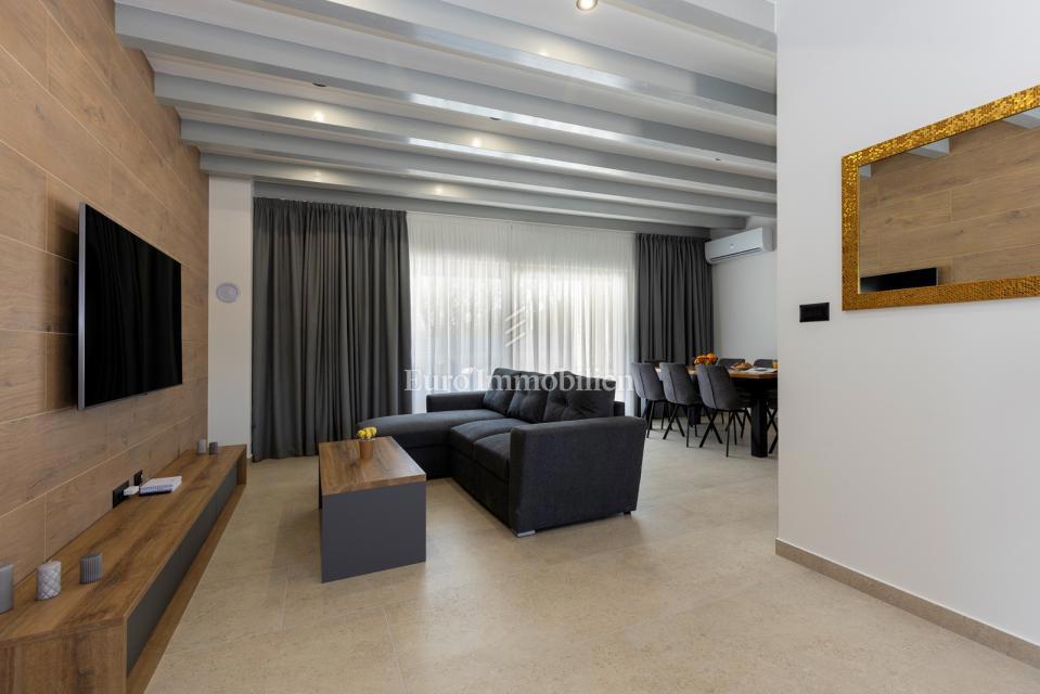Labin - nova vila z bazenom, mirna lokacija