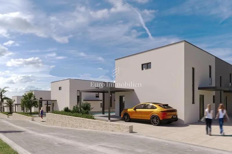 Mandre - vrstna hiša z bazenom in vrtom