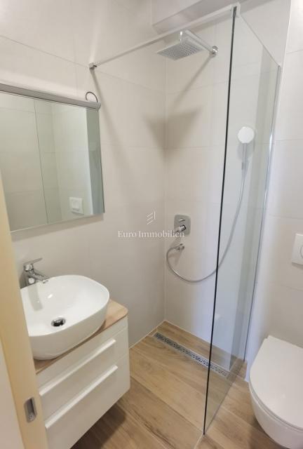 Mandre - apartma z bazenom in vrtom, blizu plaže