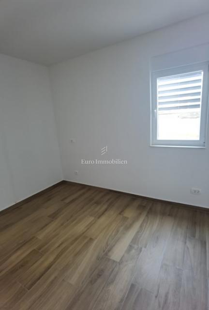 Mandre - apartma z bazenom in vrtom, blizu plaže