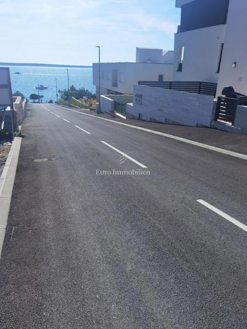 Mandre - apartma z bazenom in vrtom, blizu plaže