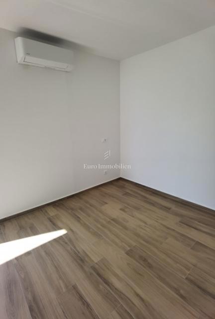 Mandre - apartma z bazenom in vrtom, blizu plaže