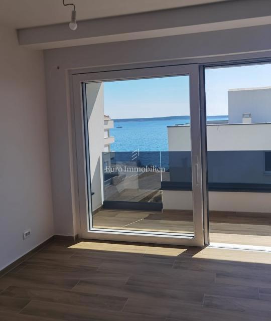 Mandre - apartma z bazenom in vrtom, blizu plaže