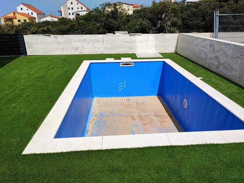 Mandre - apartma z bazenom in vrtom, blizu plaže