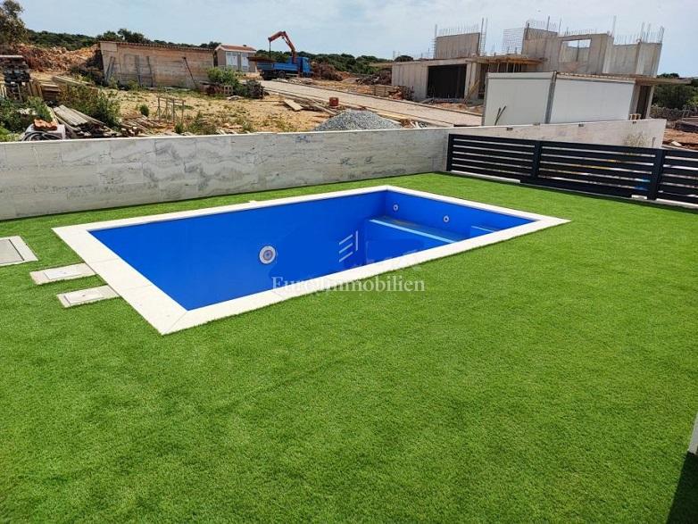 Mandre - apartma z bazenom in vrtom, blizu plaže