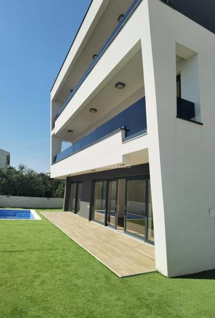 Mandre - apartma z bazenom in vrtom, blizu plaže