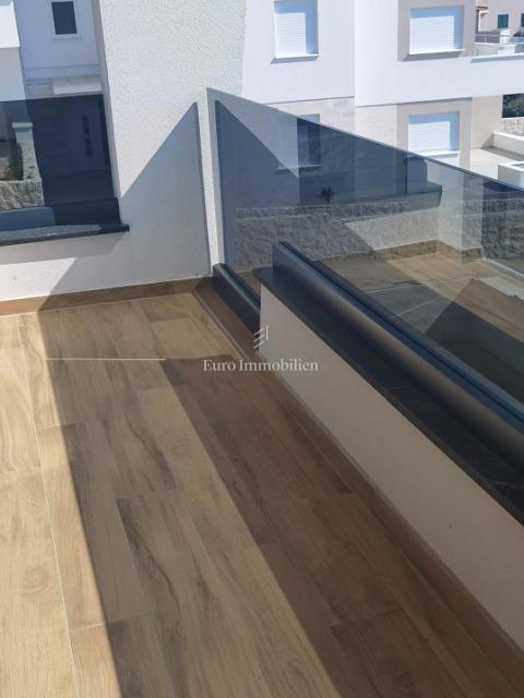 Mandre - apartma z bazenom in vrtom, blizu plaže