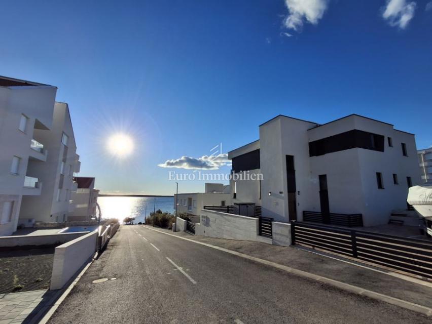 Mandre - apartma z bazenom in vrtom, blizu plaže