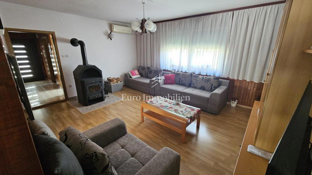 Novi Vinodolski - apartma in dve garsonjeri