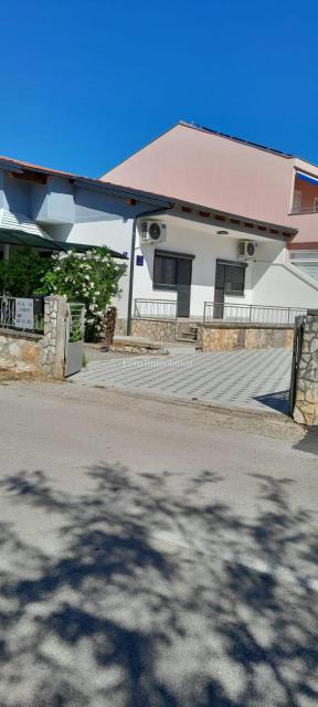 Vodice - hiša s parkiriščem na vrhunski lokaciji