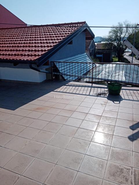 Vodice - hiša s parkiriščem na vrhunski lokaciji