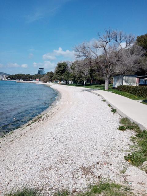 Vodice - hiša s parkiriščem na vrhunski lokaciji