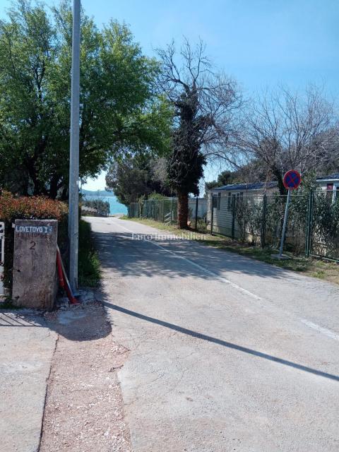 Vodice - hiša s parkiriščem na vrhunski lokaciji