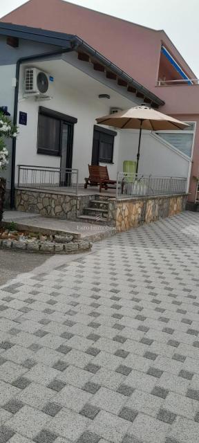 Vodice - hiša s parkiriščem na vrhunski lokaciji