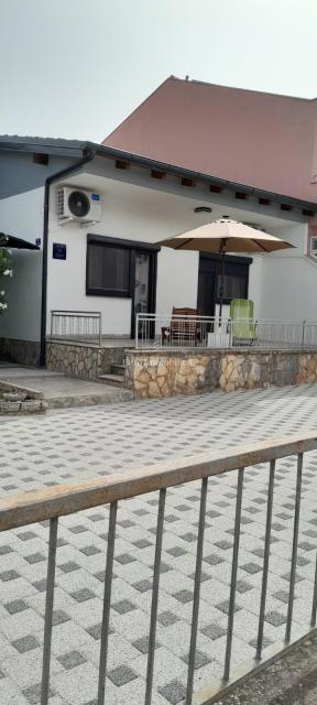 Vodice - hiša s parkiriščem na vrhunski lokaciji