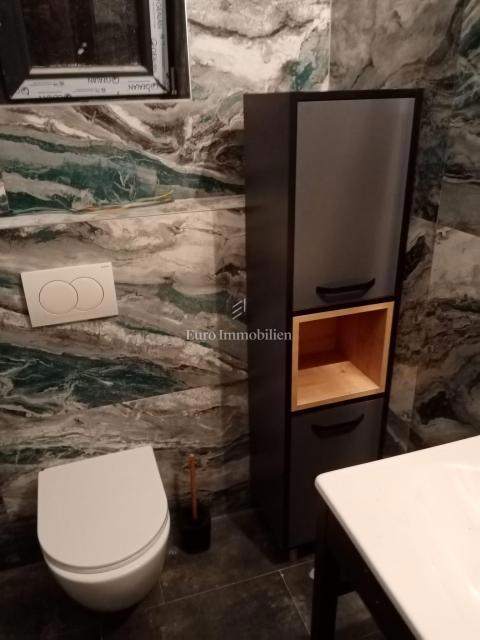 Vodice - hiša s parkiriščem na vrhunski lokaciji