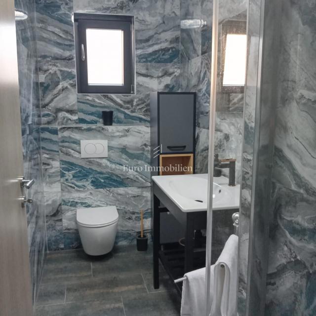 Vodice - hiša s parkiriščem na vrhunski lokaciji