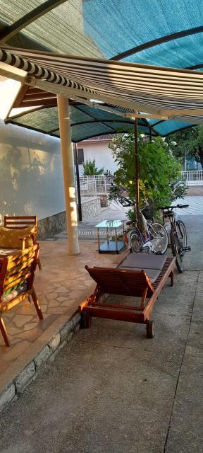 Vodice - hiša s parkiriščem na vrhunski lokaciji