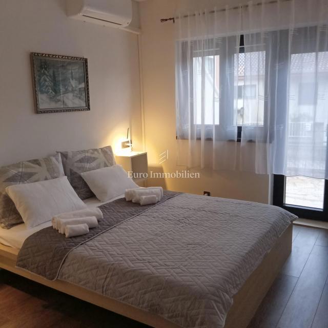 Vodice - hiša s parkiriščem na vrhunski lokaciji