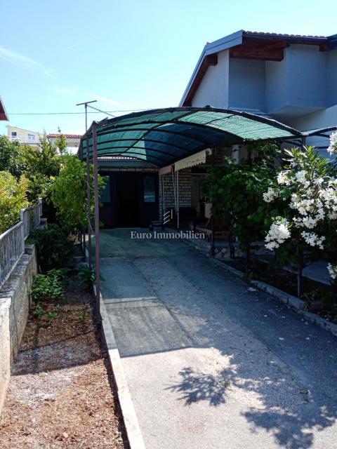 Vodice - hiša s parkiriščem na vrhunski lokaciji