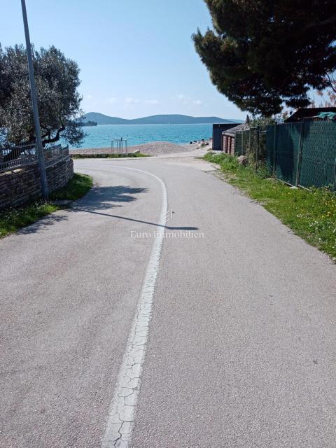 Vodice - hiša s parkiriščem na vrhunski lokaciji