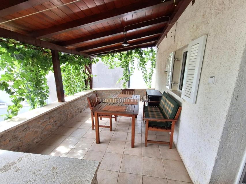 Hiša blizu morja z dvema apartmajema - Punat