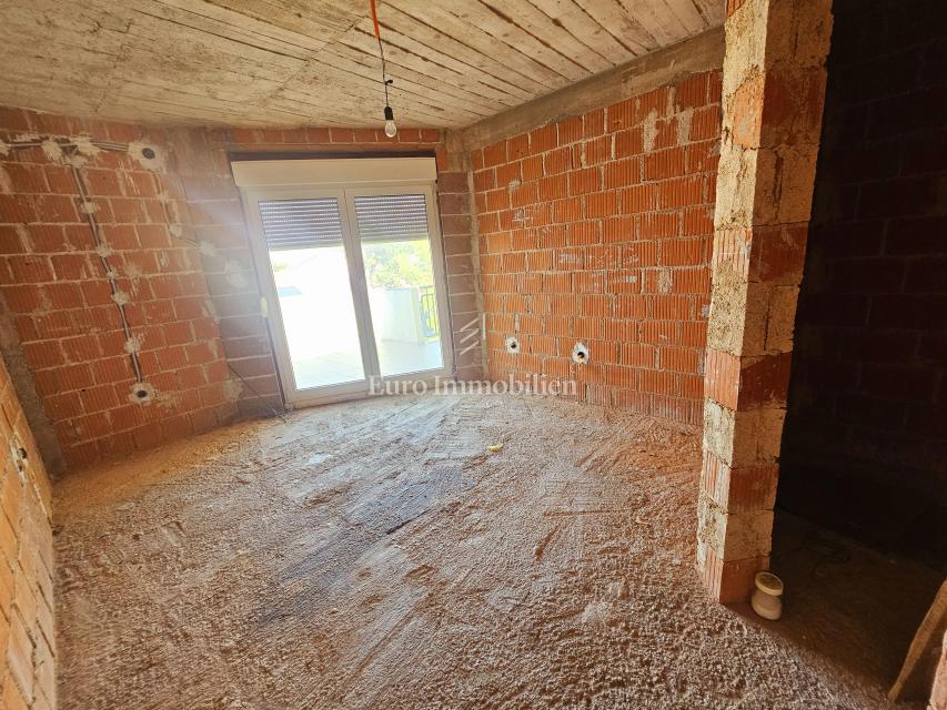 Hiša s tremi apartmaji v bližini Malinske, otok Krk