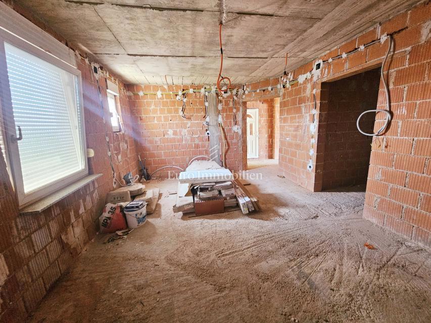Hiša s tremi apartmaji v bližini Malinske, otok Krk