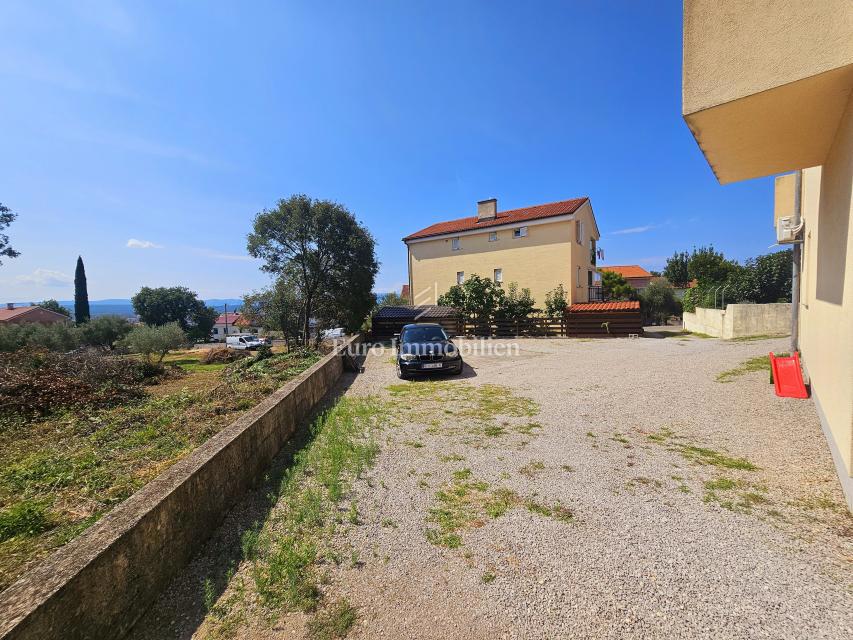 Hiša s tremi apartmaji v bližini Malinske, otok Krk