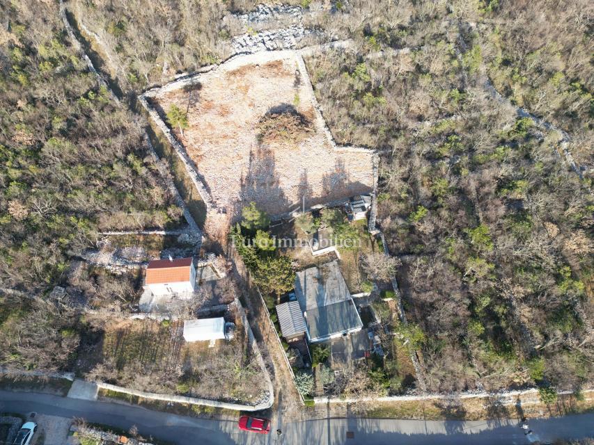 Jadranovo zemljišče z gradbenim dovoljenjem