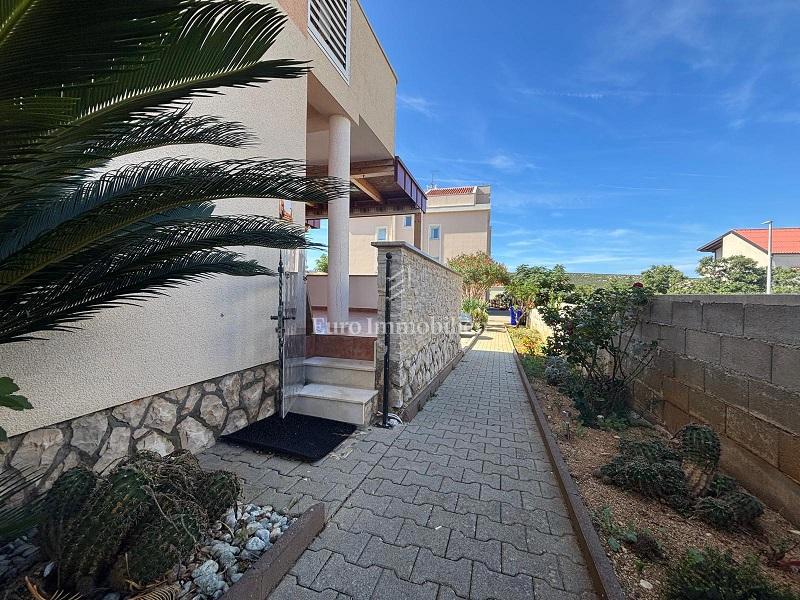 Stara Novalja – Pritlično stanovanje z veliko teraso