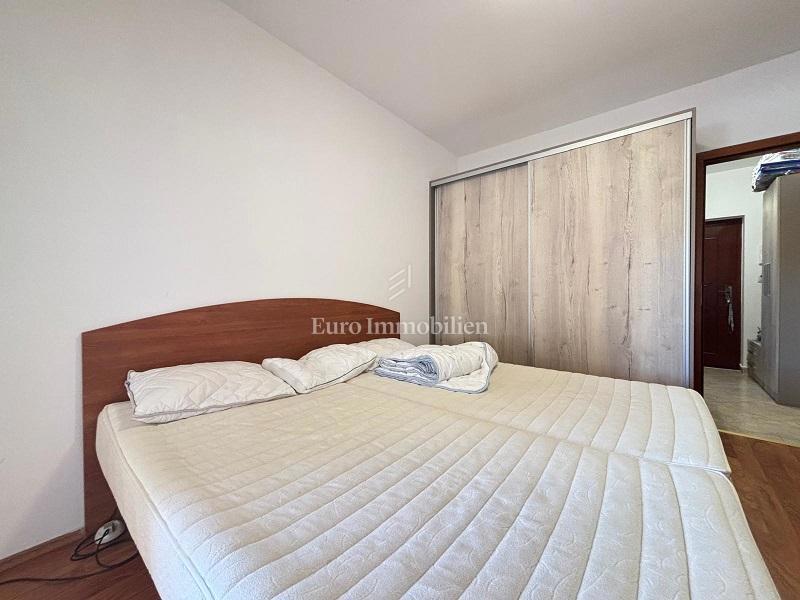 Stara Novalja – Pritlično stanovanje z veliko teraso