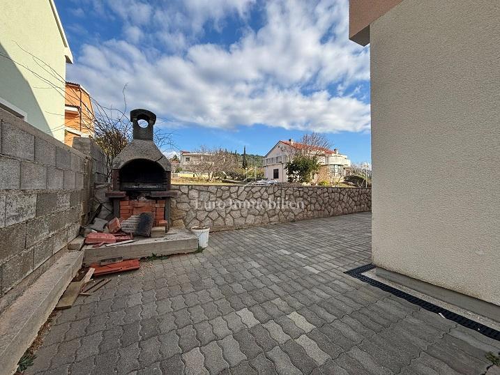 Stara Novalja – Pritlično stanovanje z veliko teraso