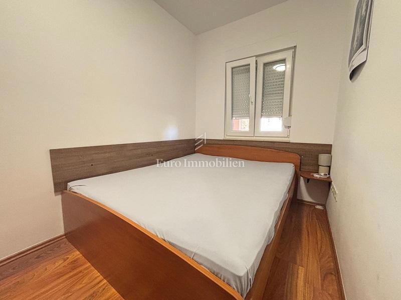 Stara Novalja – Pritlično stanovanje z veliko teraso