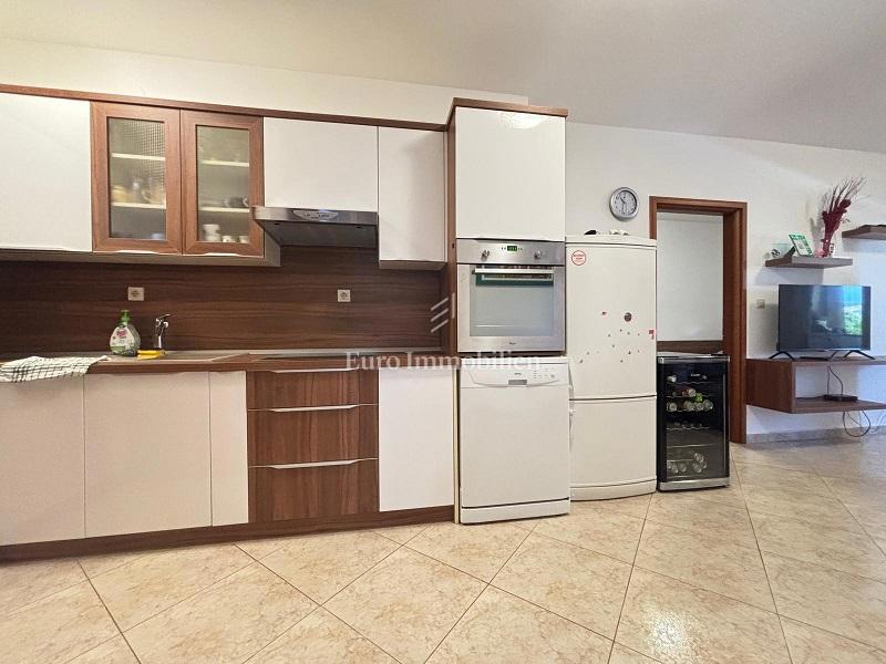 Stara Novalja – Pritlično stanovanje z veliko teraso