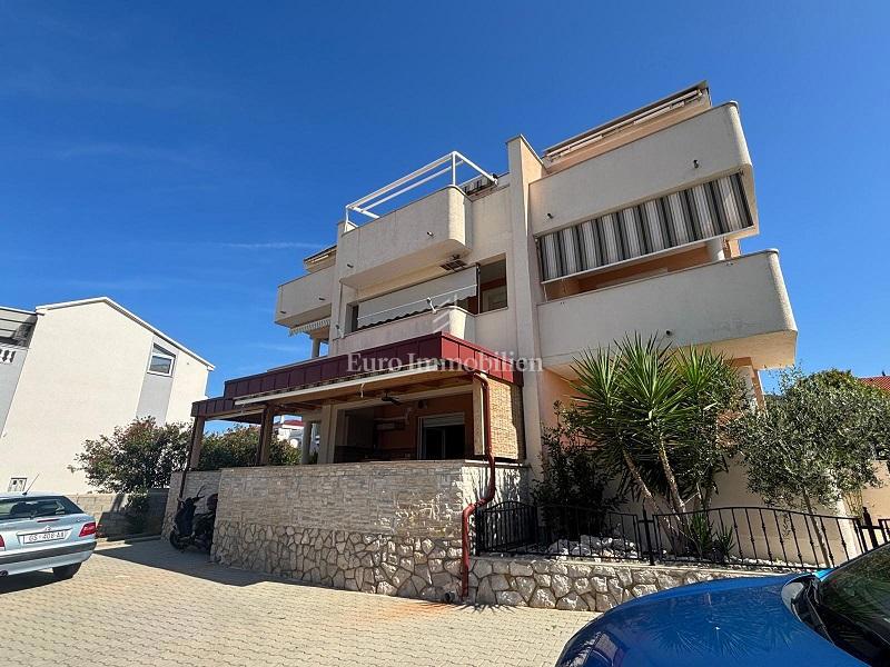 Stara Novalja – Pritlično stanovanje z veliko teraso