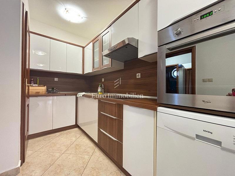 Stara Novalja – Pritlično stanovanje z veliko teraso