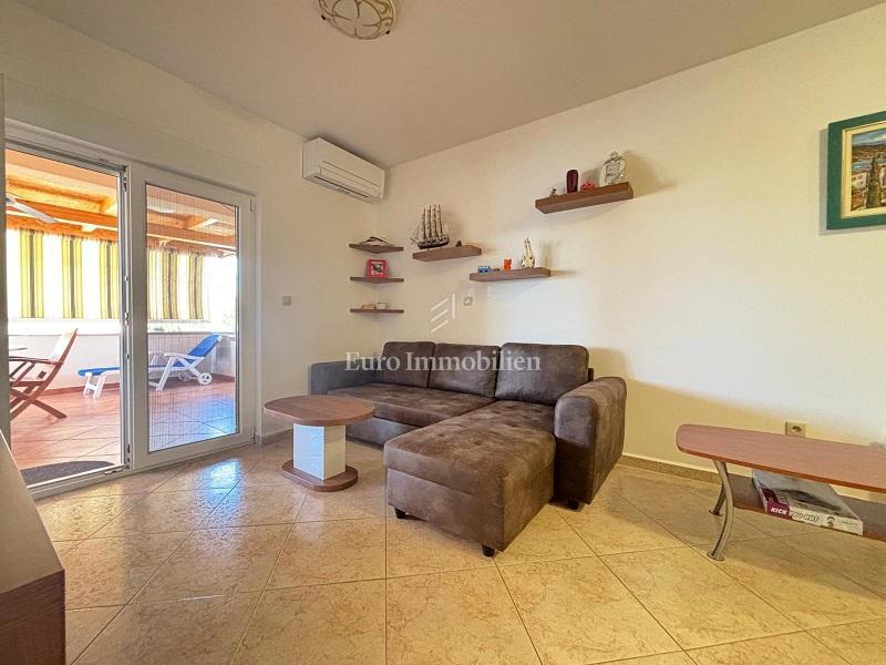 Stara Novalja – Pritlično stanovanje z veliko teraso