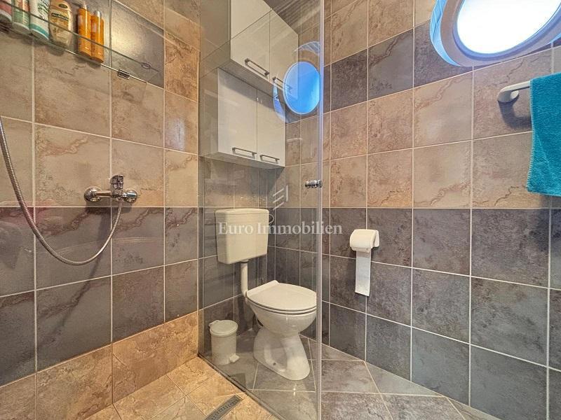 Stara Novalja – Pritlično stanovanje z veliko teraso