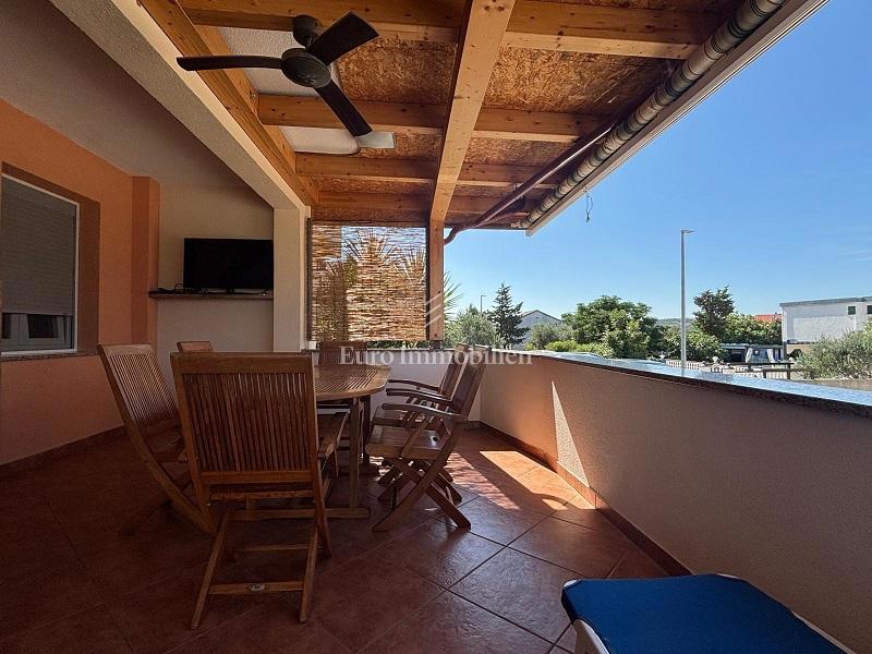 Stara Novalja – Pritlično stanovanje z veliko teraso