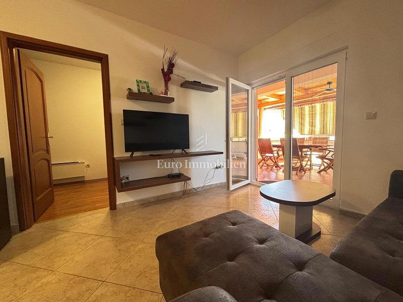 Stara Novalja – Pritlično stanovanje z veliko teraso