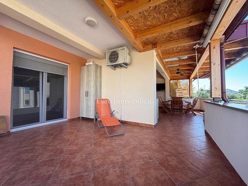 Stara Novalja – Pritlično stanovanje z veliko teraso