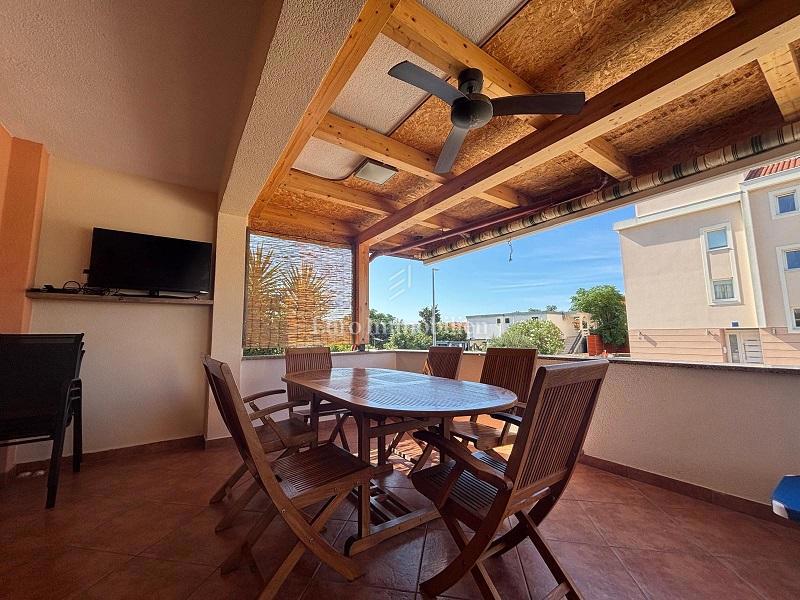 Stara Novalja – Pritlično stanovanje z veliko teraso