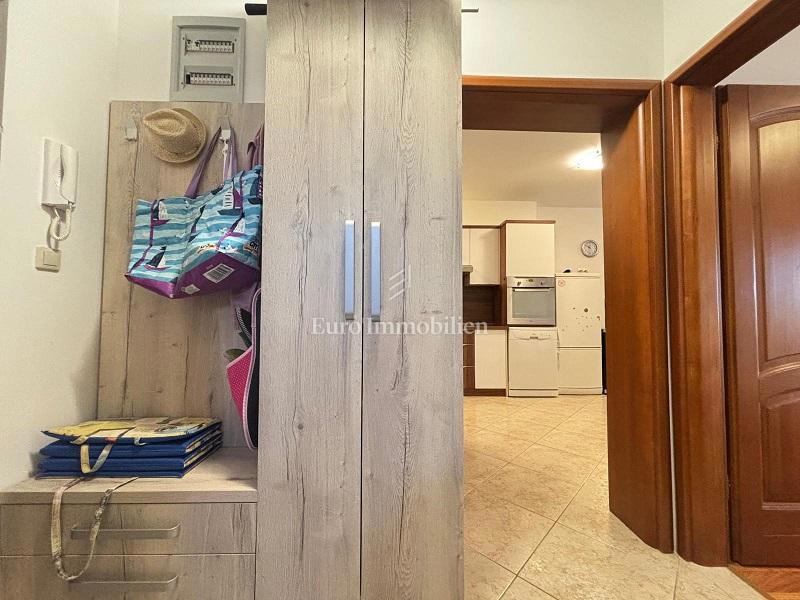 Stara Novalja – Pritlično stanovanje z veliko teraso