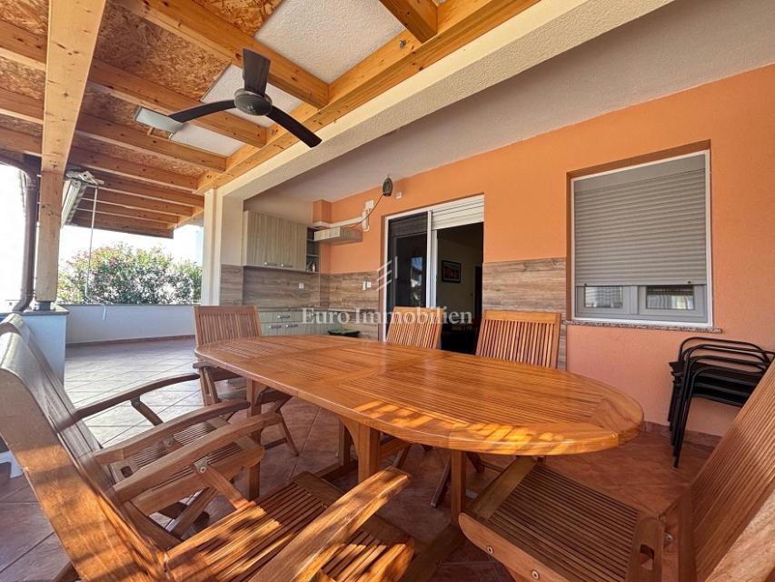 Stara Novalja – Pritlično stanovanje z veliko teraso