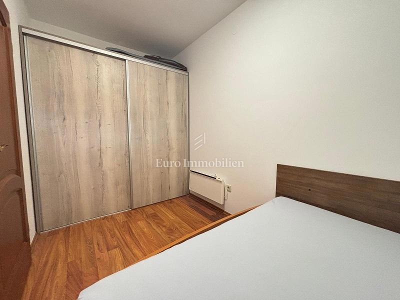 Stara Novalja – Pritlično stanovanje z veliko teraso