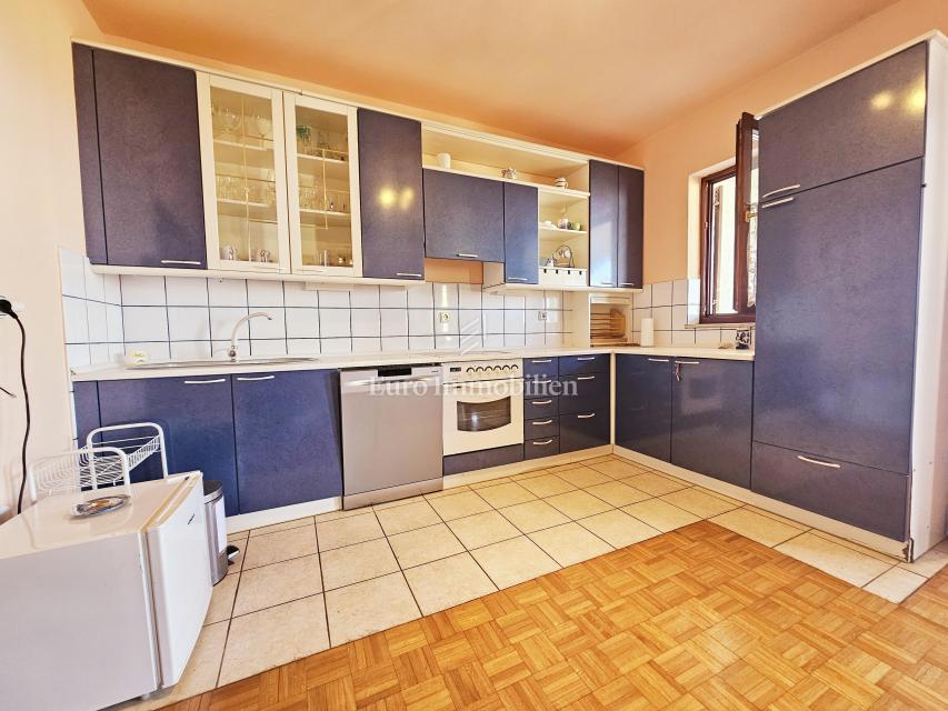 Njivice, trosobno stanovanje s čudovitim pogledom na morje!
