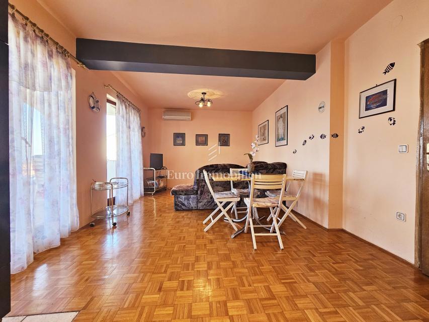 Njivice, trosobno stanovanje s čudovitim pogledom na morje!