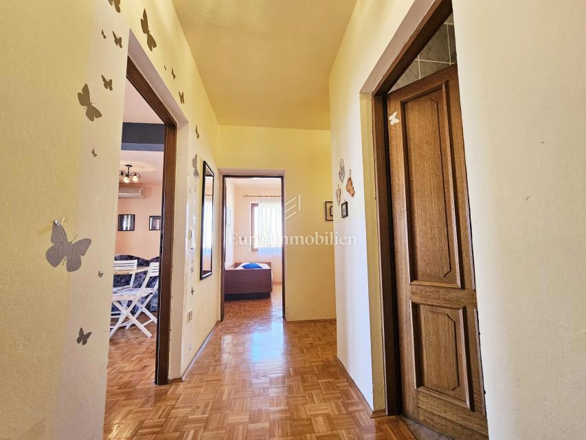 Njivice, trosobno stanovanje s čudovitim pogledom na morje!