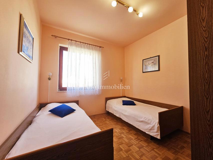 Njivice, trosobno stanovanje s čudovitim pogledom na morje!